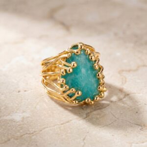 Aura Emerald Ring Escena