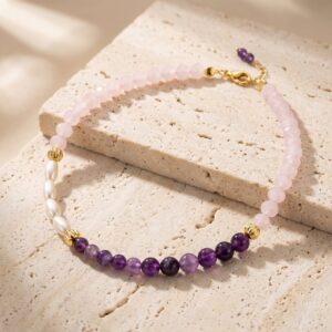 Divine Feminine Necklace Escena