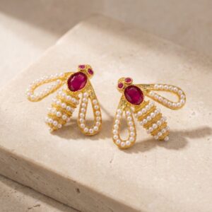 The Queen Bee Ruby Studs Escena